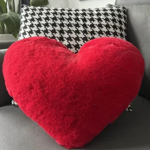 Coussin cœur en fausse fourrure