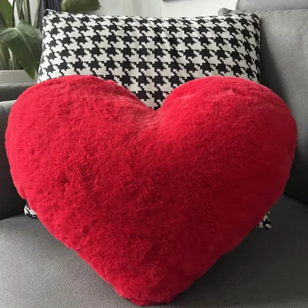 Coussin cœur en fausse fourrure