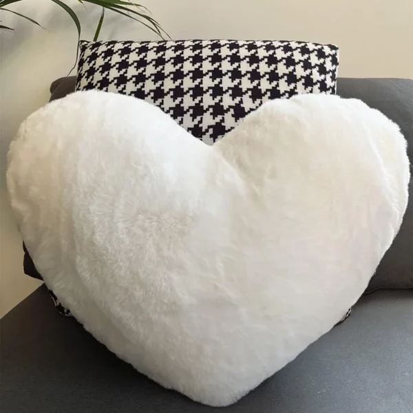 Coussin cœur en fausse fourrure – Image 3