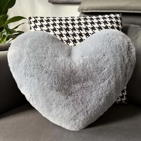 Coussin cœur en fausse fourrure – Image 4